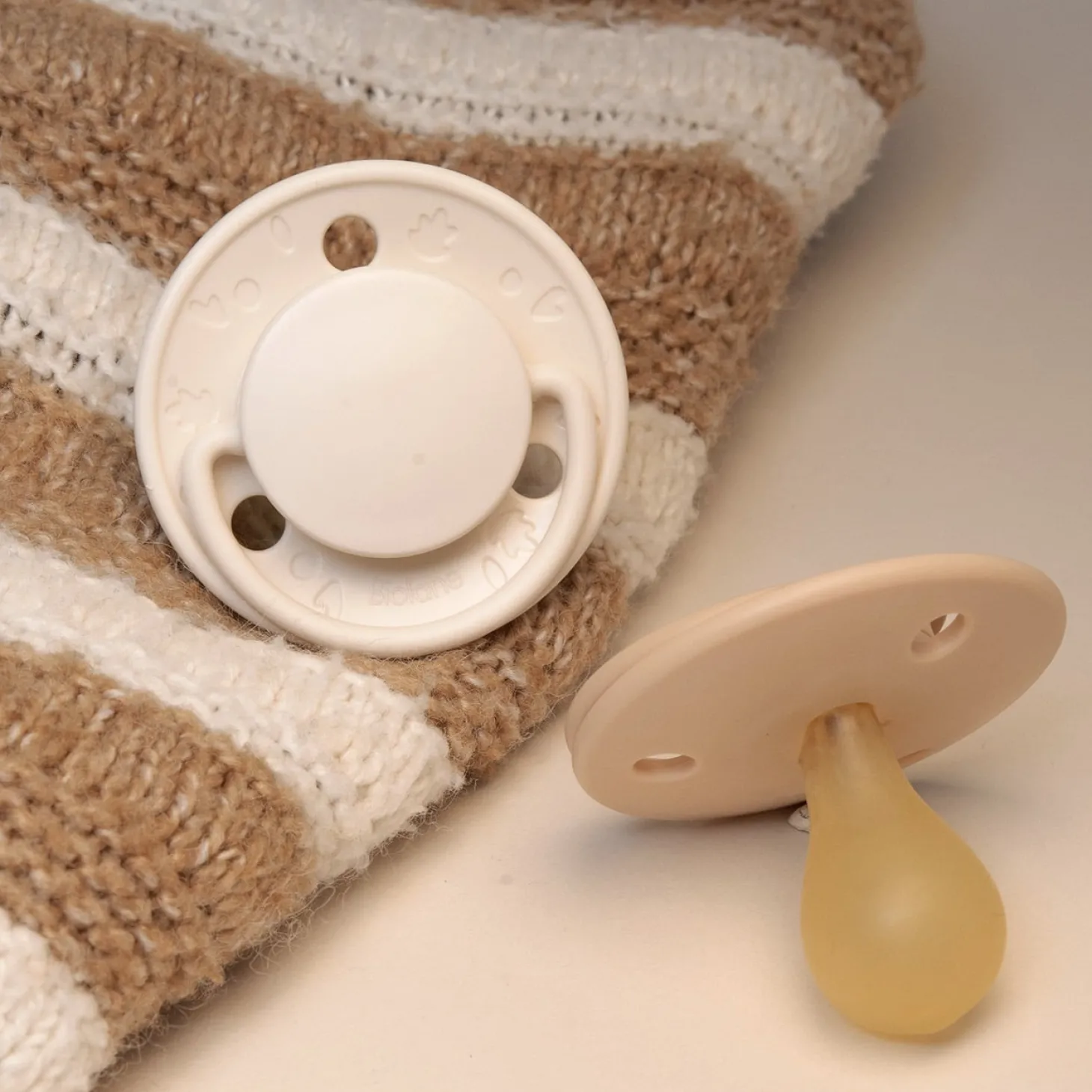 Biolane Sucettes rondes Originale Beige Et Marron 6 mois +