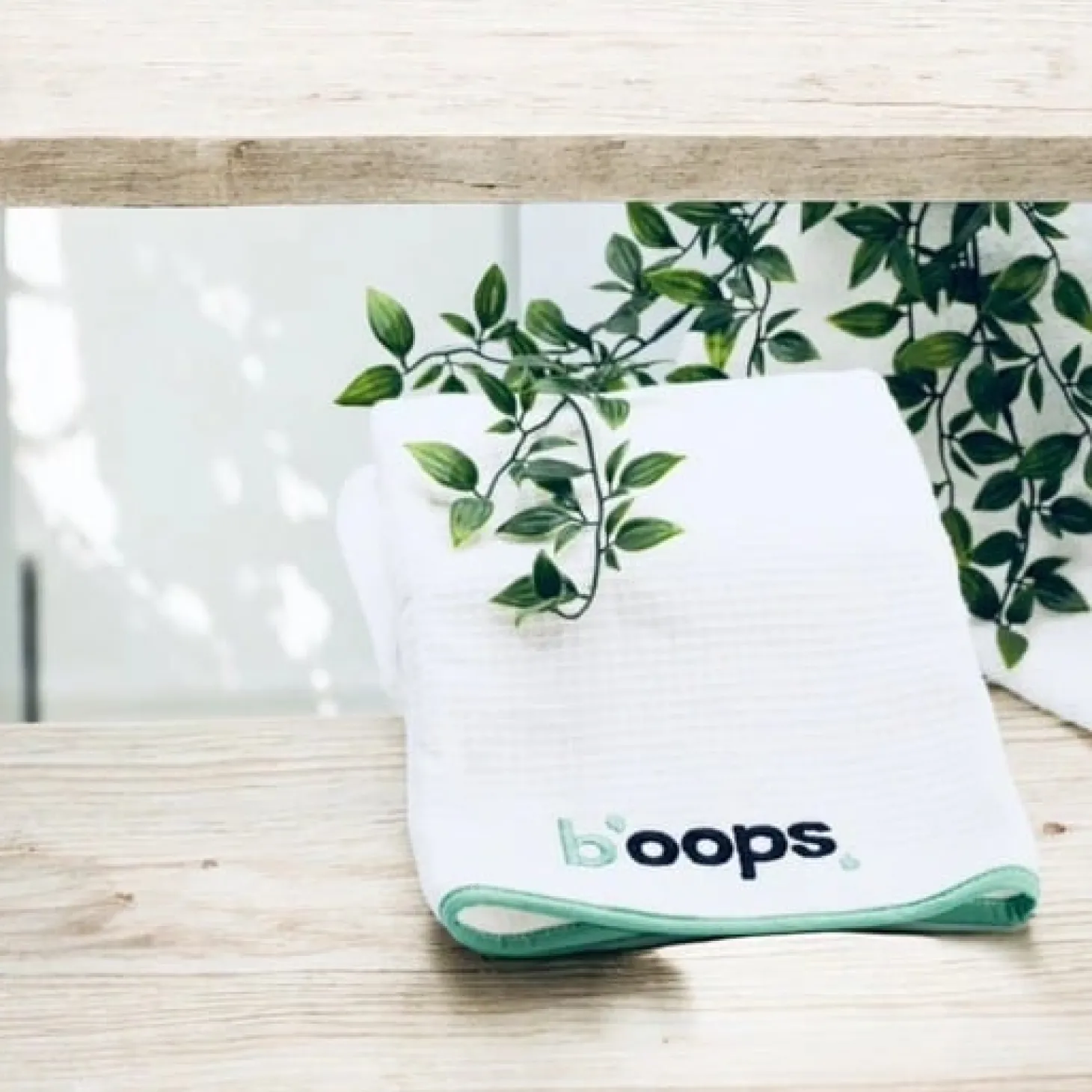 B'oops Serviette d'allaitement 2 en 1 qui protège des fuites de lait et régurgitations de bébé Blanche