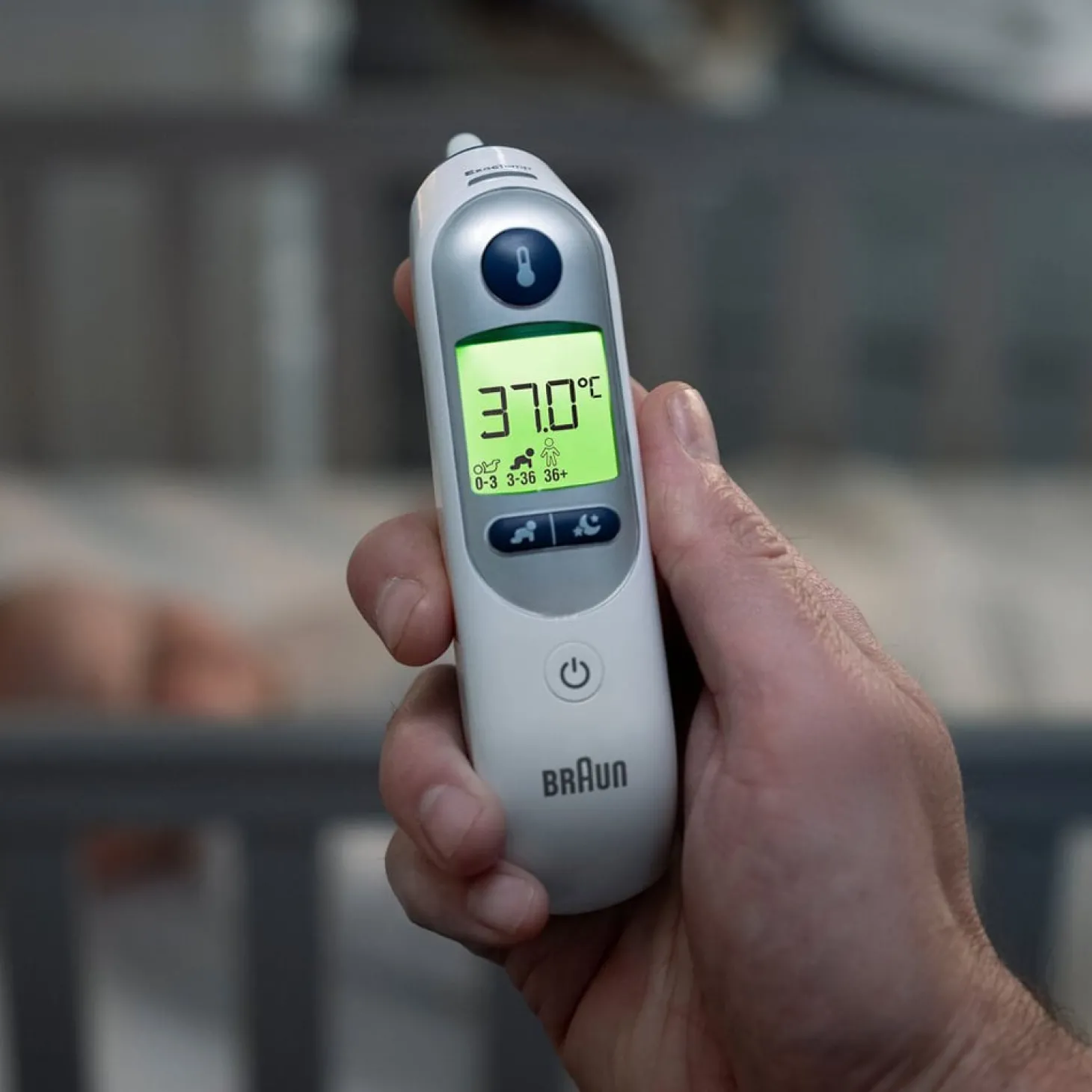 Braun Thermomètre auriculaire infrarouge ThermoScan7+ avec fonction Age Precision® et mode nuit