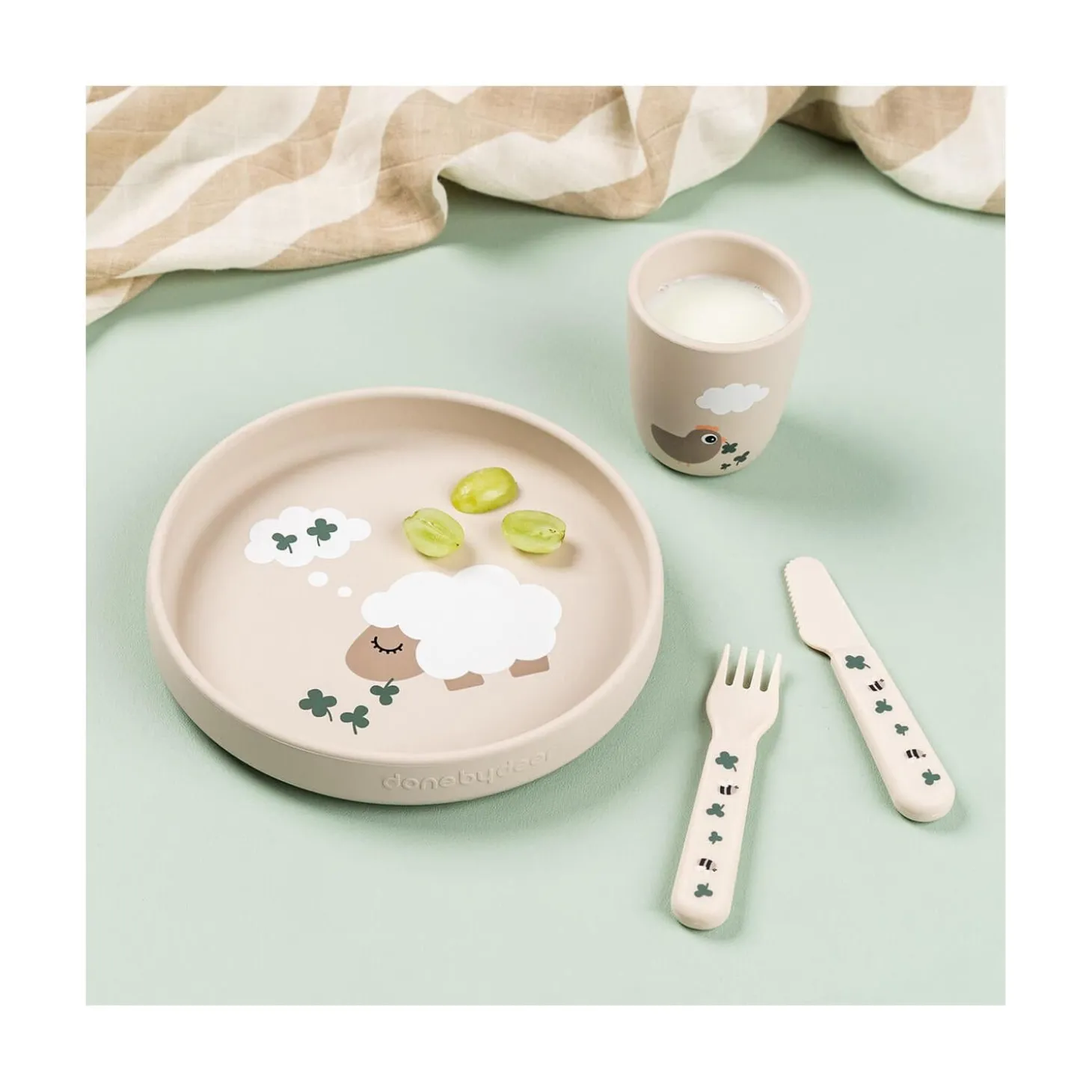 Done by Deer Assiette ventouse Silicone Tiny farm Stick&Stay Sable
