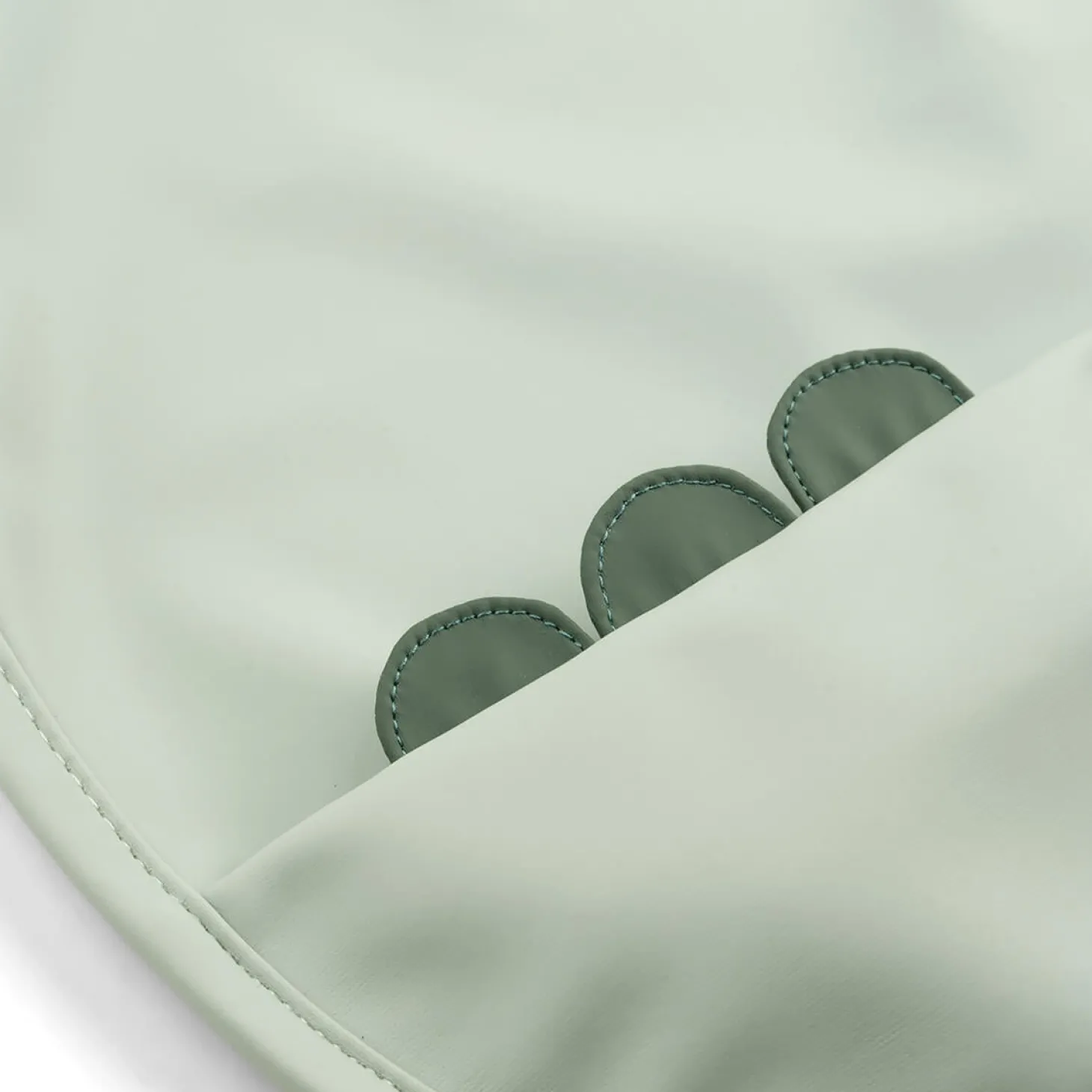 Done by Deer Bavoir élastique Croco Vert