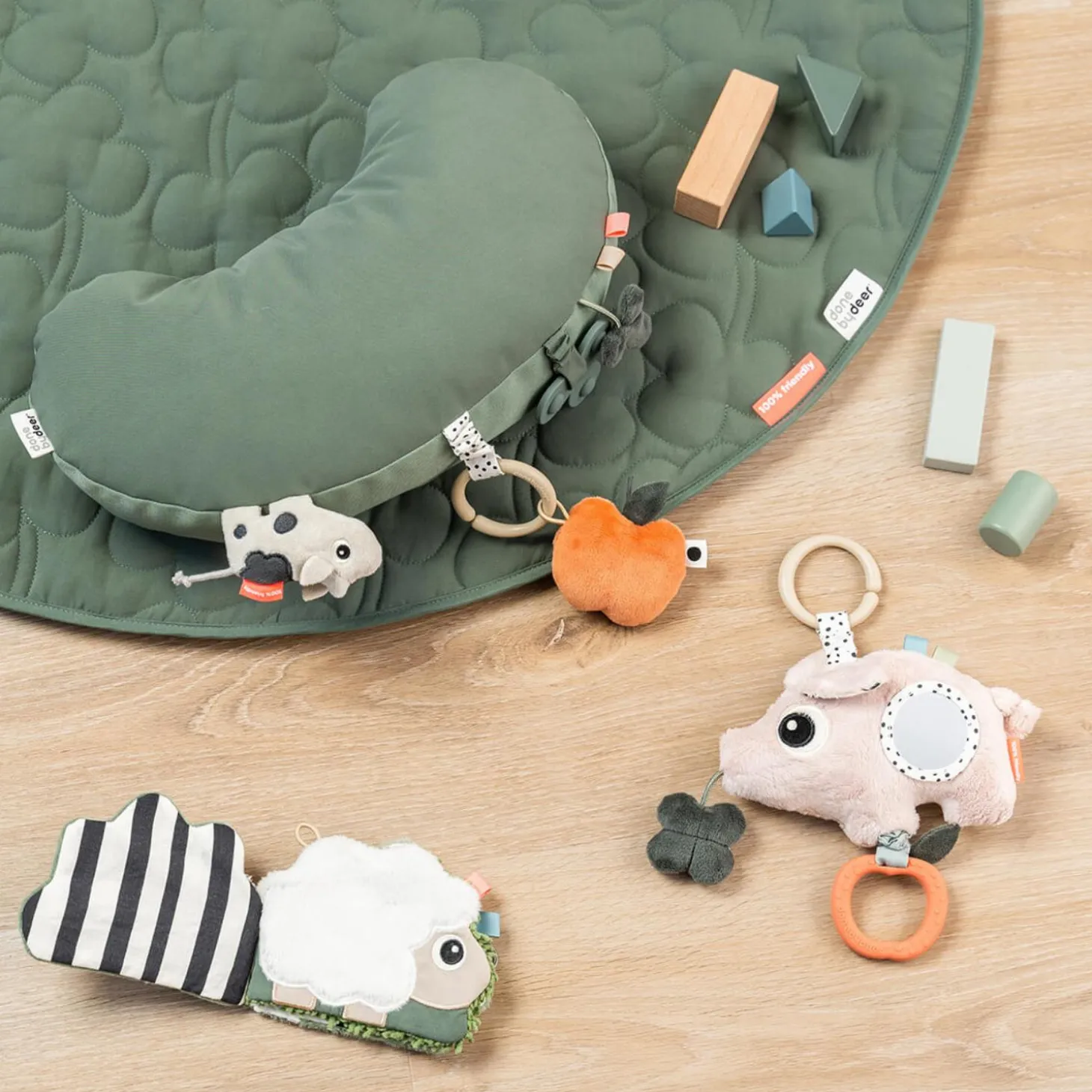 Done by Deer Coussin d'éveil Tummy time Tiny farm Vert