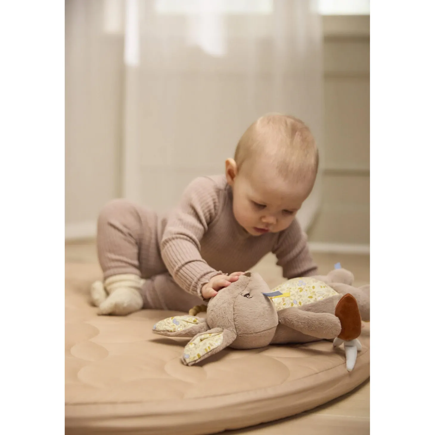 Filibabba Peluche d’activité Bonnie le lapin Multicolore