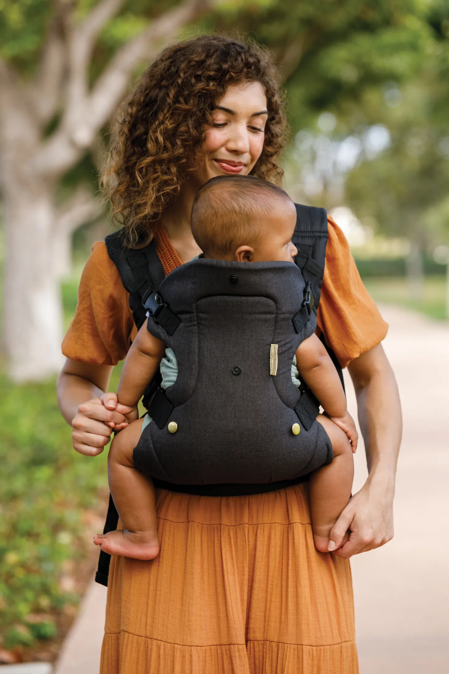 Infantino Porte bébé - Flip 4-en-1 Denim Noir et Or