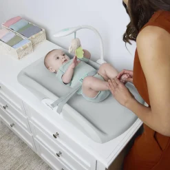 Ingenuity                    Matelas à langer avec lumières    Gris