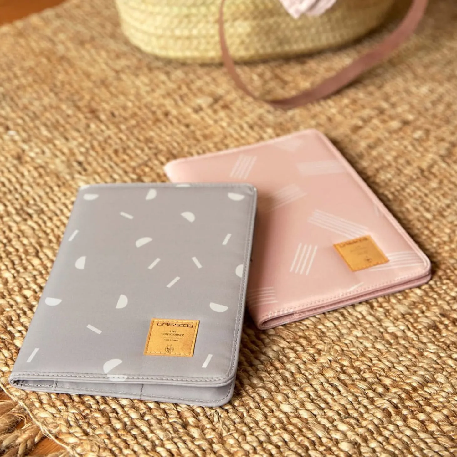 Lässig Housse carnet de santé Blocks Taupe