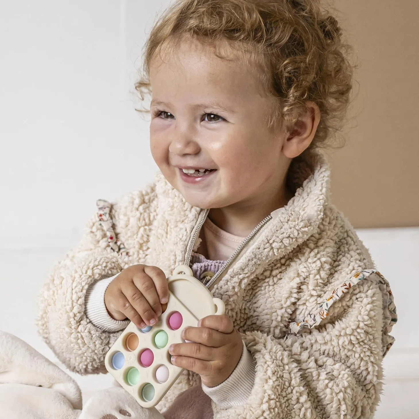 Nattou Anneau dentition silicone pop it télécommande Blanc