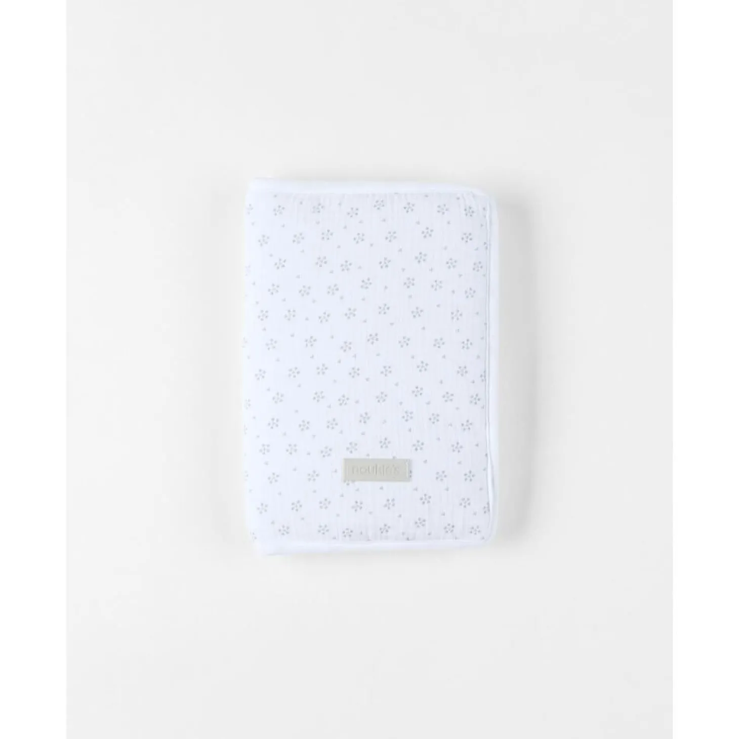 Noukie's Protège carnet de santé M&m25 Smart Flowers Blanc 17x25 cm