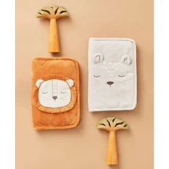 Noukie's                    Protège carnet de santé veloudoux Babou et Kendi    Caramel