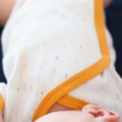 Trois Kilos Sept Lot de 2 bodys manches courtes Alphabet Moutarde Naissance