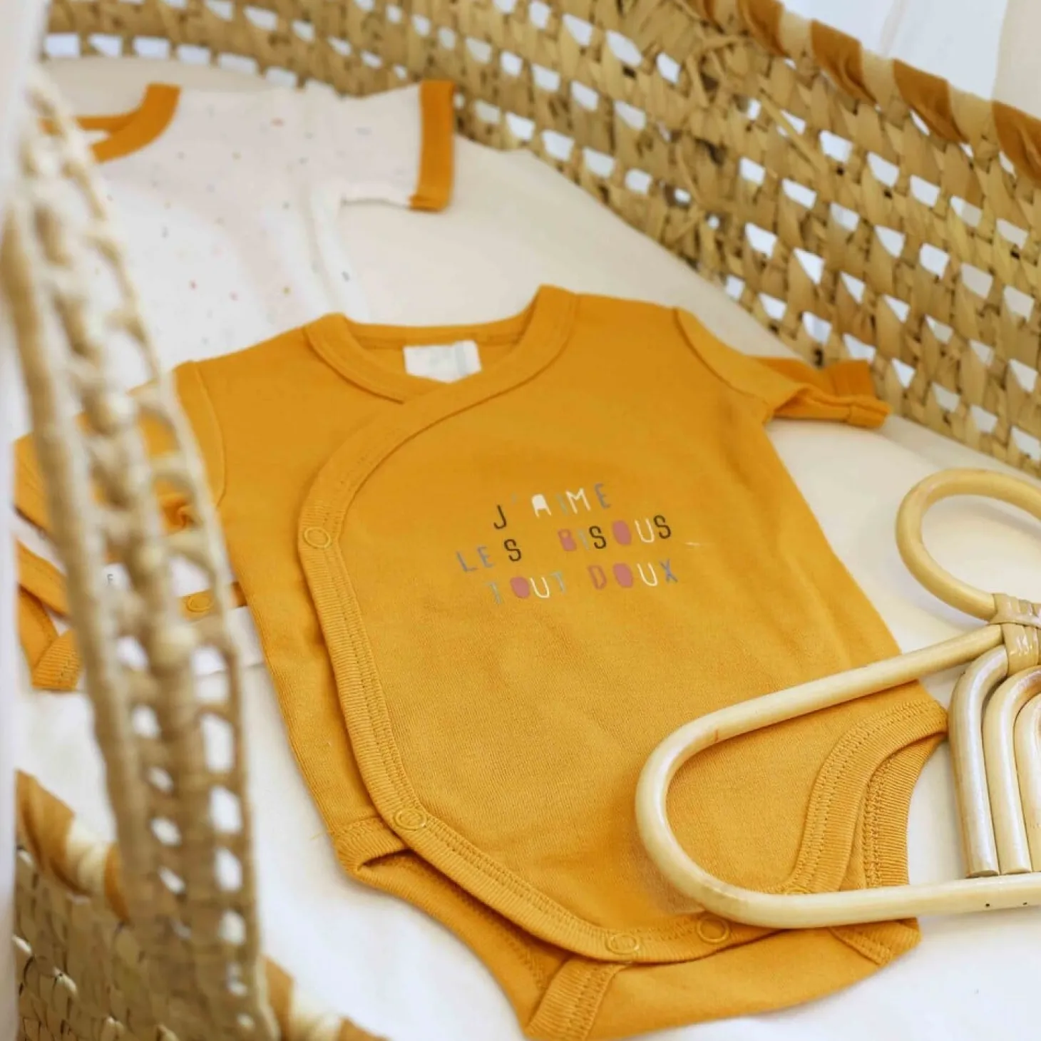Trois Kilos Sept Lot de 2 bodys manches courtes Alphabet Moutarde Naissance