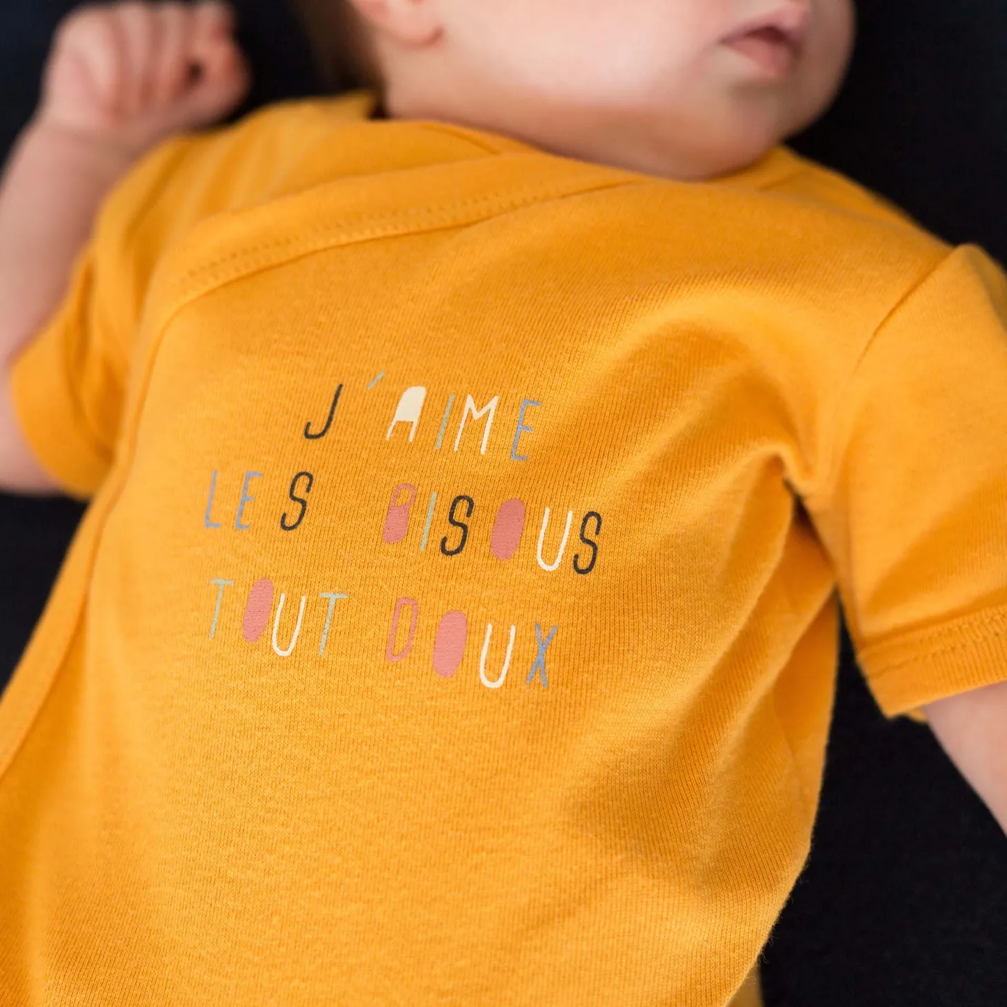 Trois Kilos Sept Lot de 2 bodys manches courtes Alphabet Moutarde Naissance