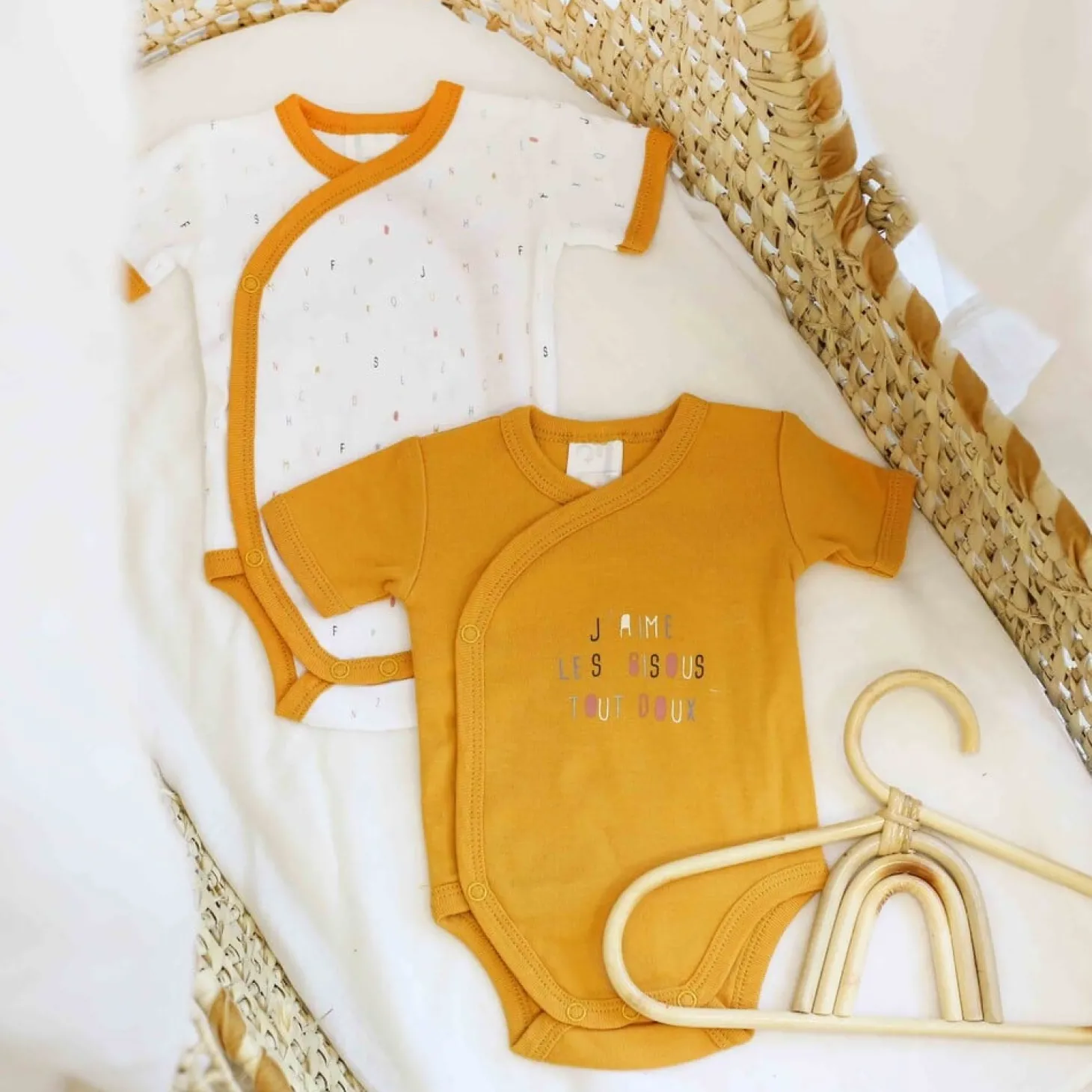 Trois Kilos Sept Lot de 2 bodys manches courtes Alphabet Moutarde Naissance