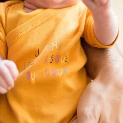 Trois Kilos Sept Lot de 2 bodys manches courtes Alphabet Moutarde Naissance